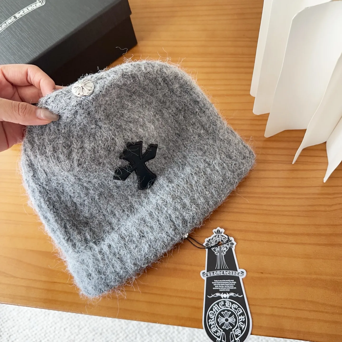 💰56 Crow Heart Autumn and Winter Wool Knitted Beanie This must be a favorite of minimalism. It is clean, neat, fashionable and versatile, and will definitely not be picky about your face shape! A fashionable classic that lasts forever! Fashionable black and white can be purchased together!